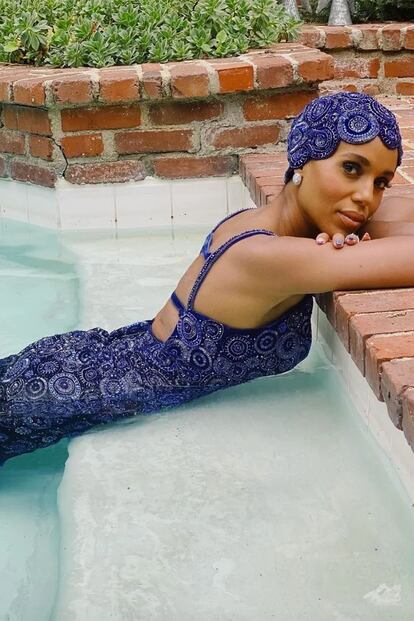 Kerry Washington fue la más original posando dentro de la piscina con este vestido de Etro.