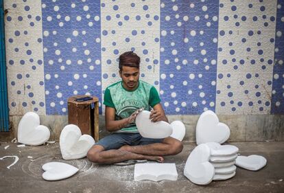 Un artista moldea corazones decorativos en un taller con motivo del día de San Valentín en Calcuta (India), el 9 de febrero de 2018.