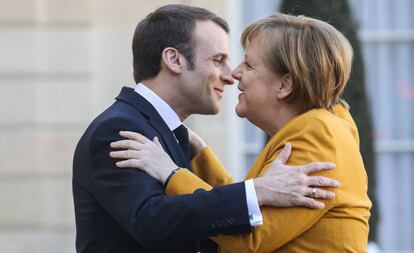 El presidente de Francia, Emmanuel Macron, da la bienvenida a la canciller alemana, Angela Merkel, en su visita a París. 