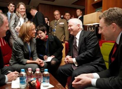 Carme Chacón y Robert Gates en Budapest