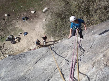 Una mujer hace escalada en La Pedriza.