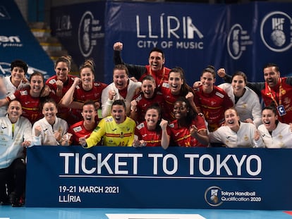 La selección femenina de balonmano, tras clasificarse para los Juegos.