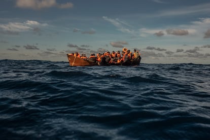 Después de navegar más de 40 millas, la lancha de rescate Echo 1 de Open Arms localiza una pesada lancha de hierro en condiciones precarias, a punto de naufragar, con 55 personas a bordo, incluyendo tres mujeres, un bebé y varios niños y adultos de origen subsahariano.
