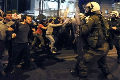 Protestas contra el nuevo plan de ajuste en los aledaños del Parlamento griego, anoche en Atenas.