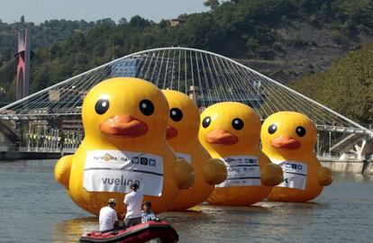 Patos gigantes que anunciaron la carrera a celebrar en octubre en la Ría de Bilbao.