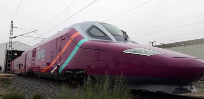 El primer modelo de las líneas AVLO de Renfe, saliendo del hangar. 