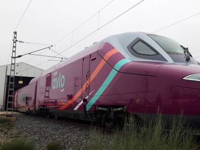 El primer modelo de las líneas AVLO de Renfe, saliendo del hangar. 