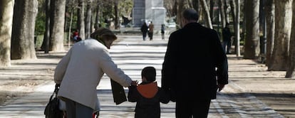 Imagen de dos jubilados en un parque.