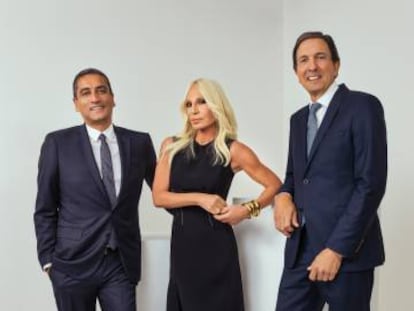 Jonathan Akeroyd, consejero delegado de Versace, con Donatella Versace y John D. Idol, responsable de Michael Kors