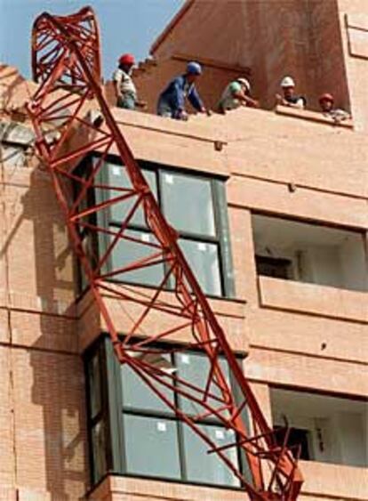 Una grúa de construcción se desplomó ayer sobre el edificio en obras junto al que estaba, en la avenida de Niza.