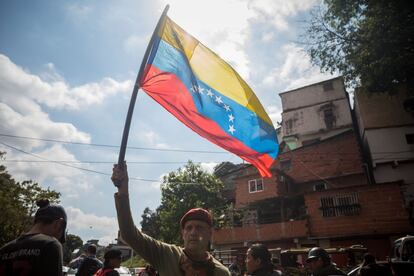 Seguidores del líder chavista, Nicolás Maduro, participan en una caravana de apoyo en Caracas, después de que la Asamblea Nacional no le reconociera como presidente. Maduro, por su parte, acusó a la Asamblea de “usurpar la soberanía popular”. Ese mismo día, el dirigente chavista anunciaba que había recibido una llamada del presidente turco, Recep Tayyip Erdogan, para ratificarle su apoyo.