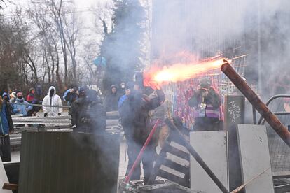 Activistas lanzan cohetes a la policía alemana durante el desalojo en Lüetzerath, este miércoles.
