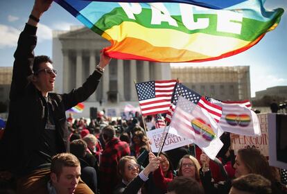 Eric breese (izquierda), de Nueva York, se une a los estudiantes de la Universidad George Washington y a otros cientos de jovenes para manifestarse ante la Corte Suprema, el pasado 27 de marzo. Esa semana se debatía el matrimonio homosexual.