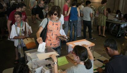 Una dona vota al col·legi electoral de plaça Universitat.