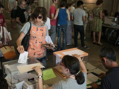 Una dona vota al col·legi electoral de plaça Universitat.