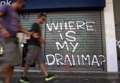 Dos hombres caminando el pasado domingo por el casco viejo de Atenas.