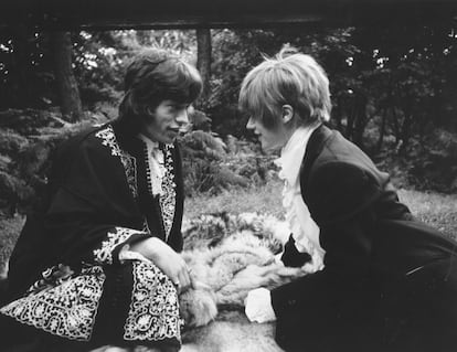 Mick Jagger y la cantante y actriz Marianne Faithfull (aquí en Londres en 1968) se conocieron en 1964 cuando ella contaba con apenas 18. Él entonces salía con Chrissie Shrimpton, secretaria, y tenían planes de boda, que sufrió una sobredosis al enterarse de la infidelidad. Faithfull se convirtió en su musa, y salieron juntos varios años, hasta 1970. Ella asegura que separarse "fue lo mejor para los dos".