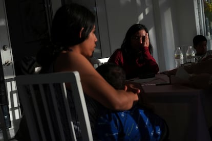 Mujeres migrantes indocumentadas acuden a recibir ayuda legal en una organización en Miami, Florida, en enero de 2025.