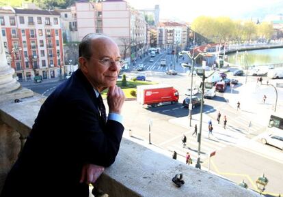 Ibon Areso, en el balcón del Ayuntamiento de Bilbao.