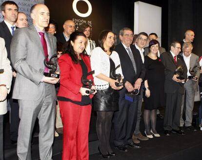 Fotografia de familia de los galardonados en la VIII edición de los Premios Ramón Rubial que organiza la fundación vinculada al PSE.