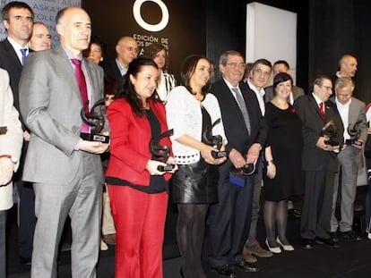 Fotografia de familia de los galardonados en la VIII edición de los Premios Ramón Rubial que organiza la fundación vinculada al PSE.