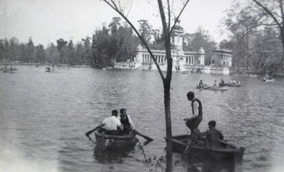 El estanque del madrileño parque del Retiro en una imagen de 1940.