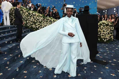 Oyuncu Lupita Nyong'o da davetlilerin çoğu gibi düz renk erkek takım elbise tercih etti. Onunki, Chanel'in elçisi olarak anlaştığı markanın gök mavisi ve ona uygun bir hasır şapka.