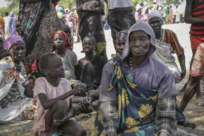 Mujeres y niños que recibirán asistencia humanitaria en Mayendit County, Sudán del Sur, en enero de 2016. Hacía alrededor de un año que las organizaciones humanitarias no podían acceder a la zona.