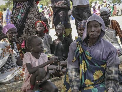 Mujeres y niños que recibirán asistencia humanitaria en Mayendit County, Sudán del Sur, en enero de 2016. Hacía alrededor de un año que las organizaciones humanitarias no podían acceder a la zona.