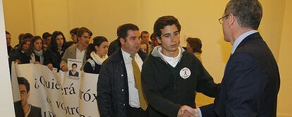 El alcalde recibe a los compañeros de Álvaro Ussía en el Palacio de Cibeles.