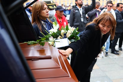 Familiares del senador despidieron sus restos en la Catedral de Colombia.