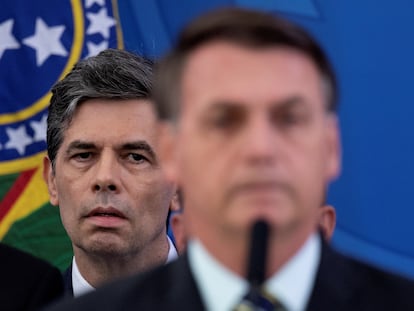 Ministro da Saúde Nelson Teich escuta pronunciamento do presidente Jair Bolsonaro sobre saída de Moro do Governo.