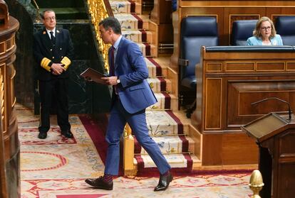 El presidente del Gobierno, Pedro Sánchez, abandona su escaño tras intervenir en la sesión de control en el Congreso de los Diputados, el pasado 20 de junio.
