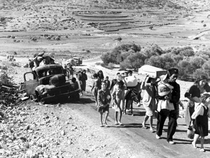 A group of Arab refugees walks along a road from Jerusalem to Lebanon, carrying their belongings with them on November 9, 1948.