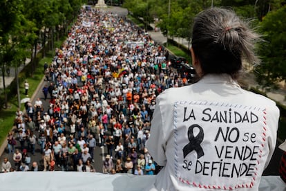 Miles de personas participan en la manifestación en defensa de la sanidad pública, este domingo en Madrid. 