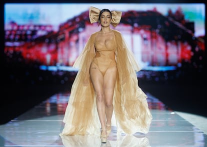 Dulceida camina por la pasarela en el desfile de la firma Andrés Sardá, el 15 de febrero de 2023, en Madrid.