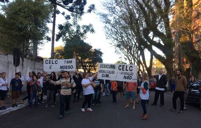 Manifestantes pelo fim da ocupação de uma escola em Curitiba, nesta quinta.