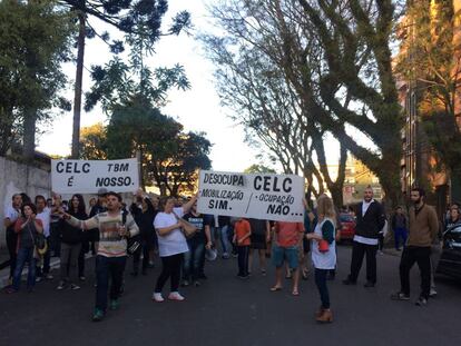 Manifestantes pelo fim da ocupação de uma escola em Curitiba, nesta quinta.