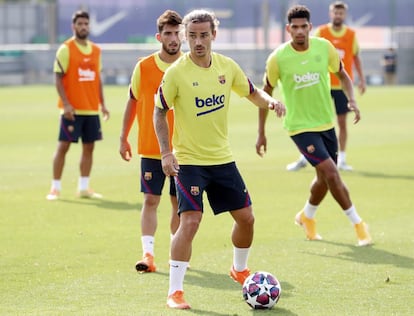 El delantero francés del FC Barcelona, Antoine Griezmann, durante un entrenamiento efectuado este miércoles en la ciudad deportiva del club azulgrana para preparar el duelo de cuartos de final de la Champions League ante el Bayern de Múnich, que se disputará el próximo viernes. El jugador afirmó muy convencido: “Tenemos todas las herramientas para ganar la Champions”. Por otro lado, este jueves disputará en Lisboa el partido de cuartos el Atlético de Madrid con el RB Leipzig. 