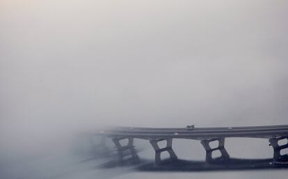 Vista de la niebla que cubre el puente de la autopista AP-9 que une las localidades coruñesas de Cabanas y Pontedeume, en una jornada meteorológicamente marcada por la llegada de la Dana al Mediterráneo.