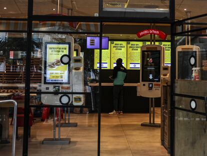 Un restaurante de la cadena de comida rápida McDonalds en Tel Aviv. Los soldados tienes un descuento del 50% en la comida de dichos establecimientos. 