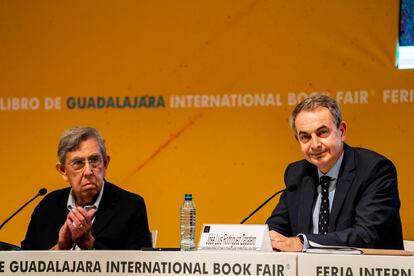 Cuauhtémoc Cárdenas y el expresidente español José Luis Rodríguez Zapatero durante la mesa en la Feria Internacional del Libro de Guadalajara.