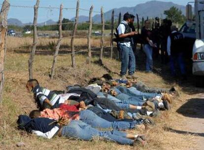 Los cuerpos sin vida yacen en una cuenta de una carretera del municipio mexicano de San Ignacio