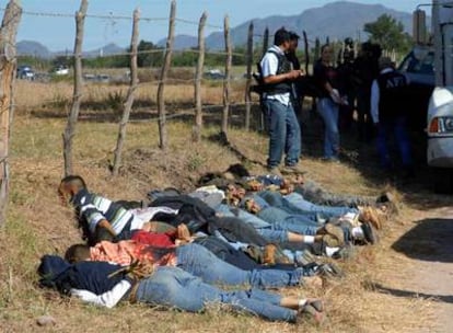 Los cuerpos sin vida yacen en una cuenta de una carretera del municipio mexicano de San Ignacio