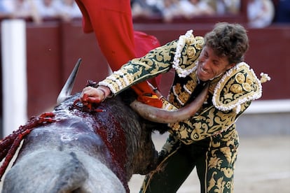 Manuel Escribano entra a matar en el tercer toro de una tarde en la que compartió cartel con Diego Urdiales y Sebastián Castella.