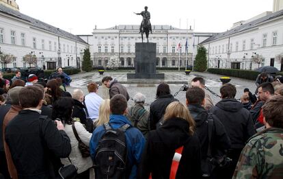 Los ciudadanos se han congregado espontáneamente frente al Palacio Presidencial de Polonia, residencia oficial del fallecido Lech Kaczynski