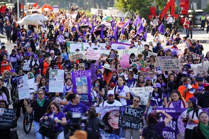 En la capital mexicana la protesta comenzó al rededor de las 4:00 de la tarde y el punto de partida fue la Glorieta de las Mujeres sobre avenida Paseo de la Reforma. 