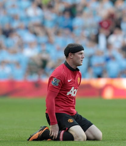Rooney, en el césped tras recibir una falta.
