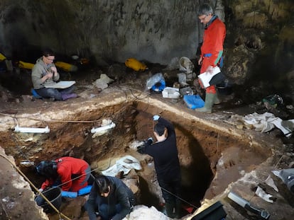 Excavaciones en la galería de las Estatuas, en el yacimiento de Atapuerca (Burgos).