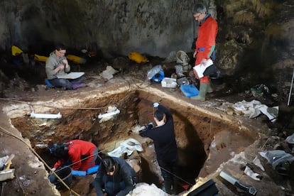 Excavaciones en la galería de las Estatuas, en el yacimiento de Atapuerca (Burgos).